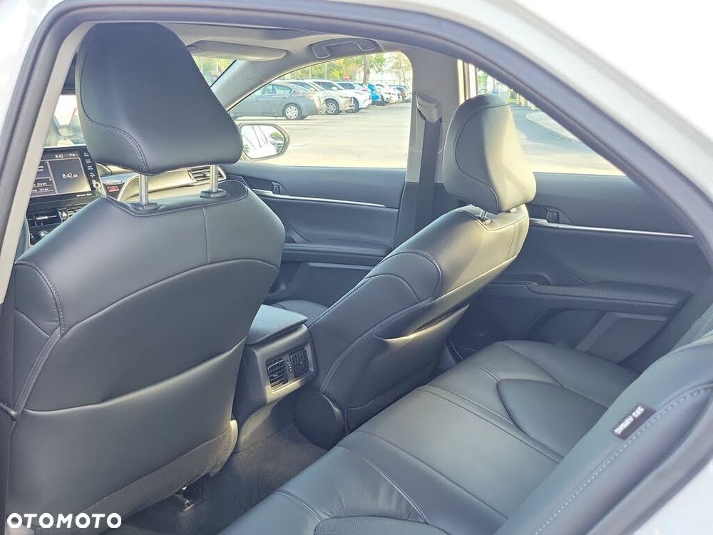 Toyota Camry Executive - 16