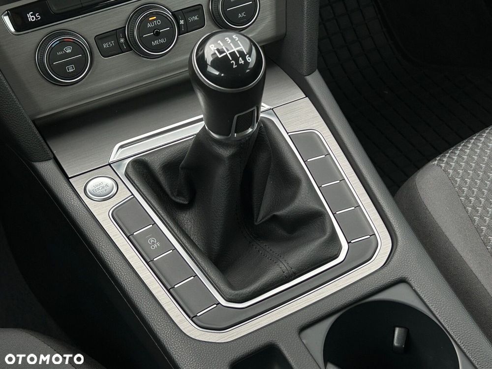 Volkswagen Passat 2.0 TDI SCR Trendline - 24