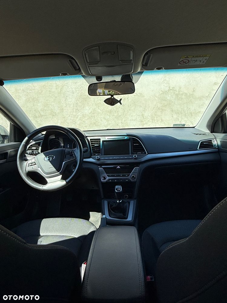 Hyundai Elantra 1.6 Comfort - 10