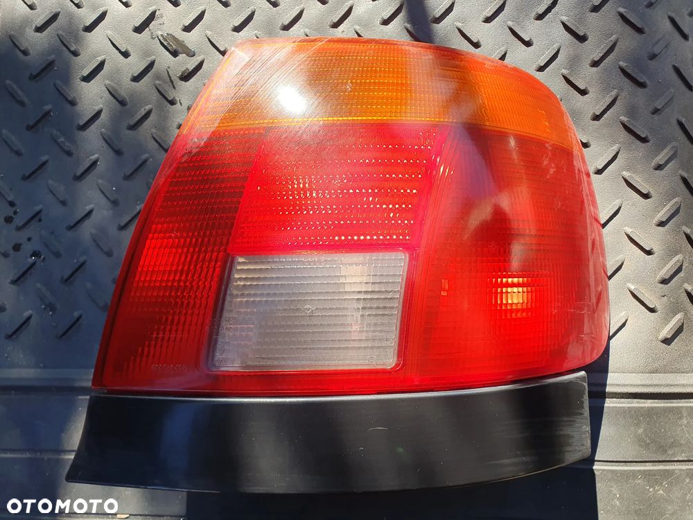 AUDI A4 B5 LAMPA PRAWY TYŁ PRAWA TYLNA 8D0945096 - 1