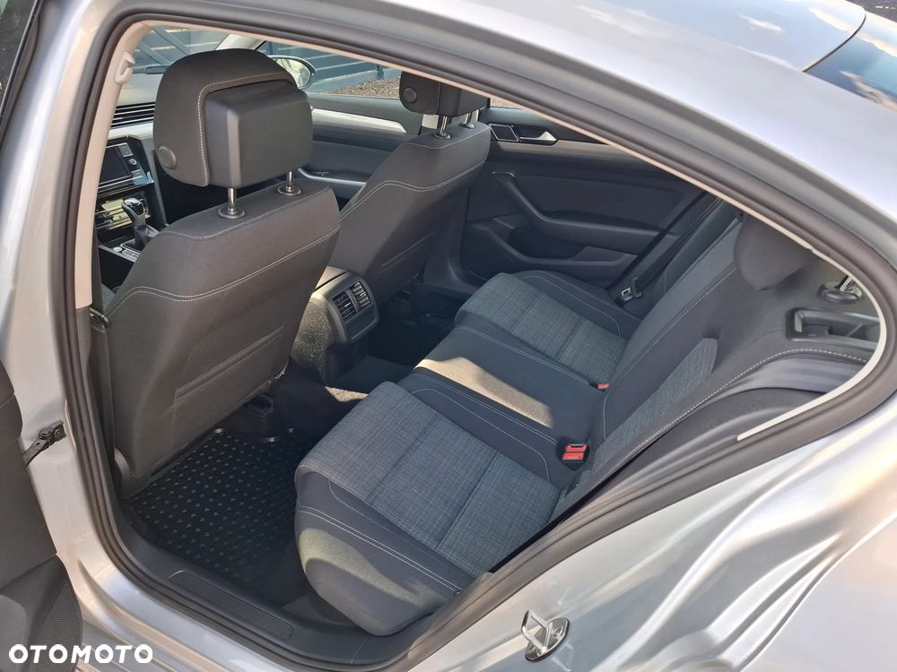 Volkswagen Passat 2.0 TDI EVO Elegance - 17