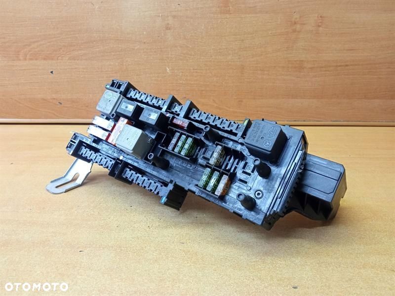 SKRZYNKA BEZPIECZNIKÓW MERCEDES W204 016706581 - 1