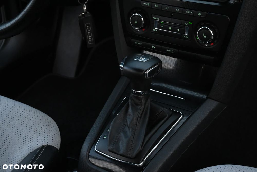 Skoda Octavia 2.0 TSI DSG RS - 32