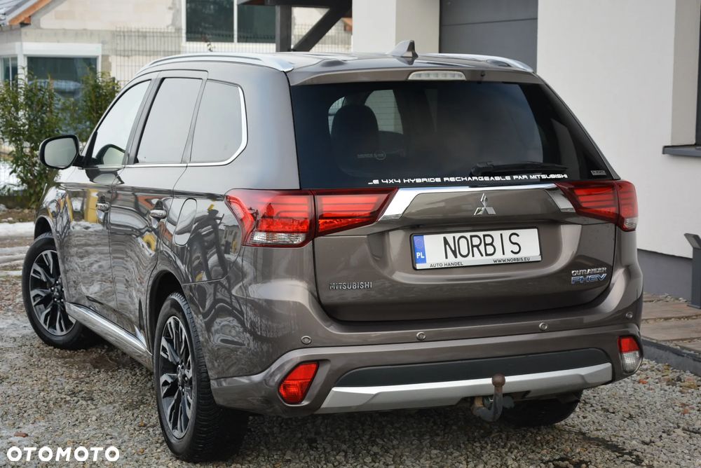 Mitsubishi Outlander 2.0 4WD Top - 24