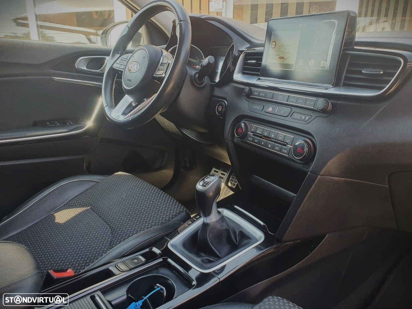 Kia Ceed 1.6 CRDi TX+SRF - 10