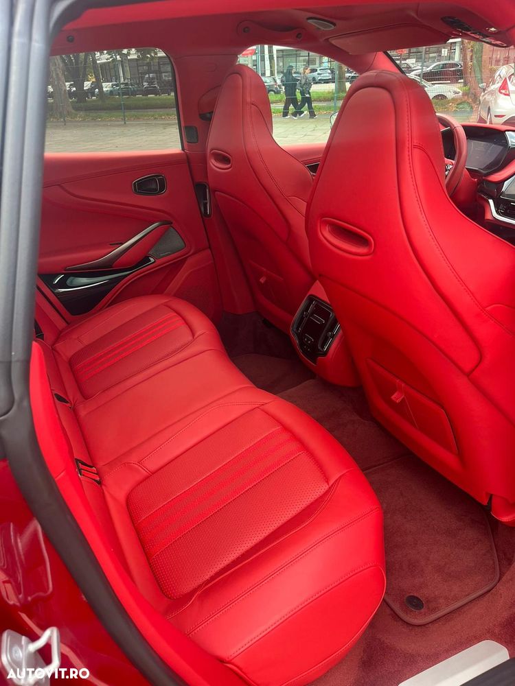 Aston Martin DBX - 11