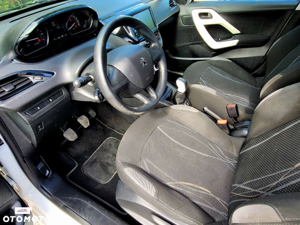 Peugeot 208 - 11