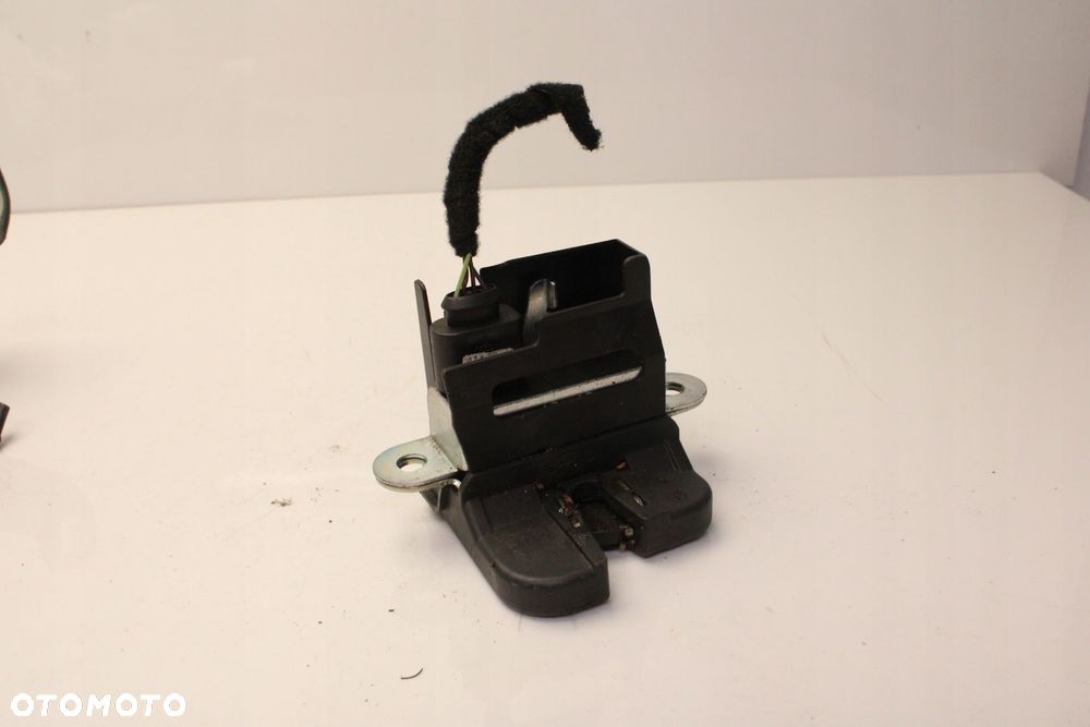 VW TOURAN I 03R- ZAMEK KLAPY BAGAŻNIKA TYŁ TYLNY - 3