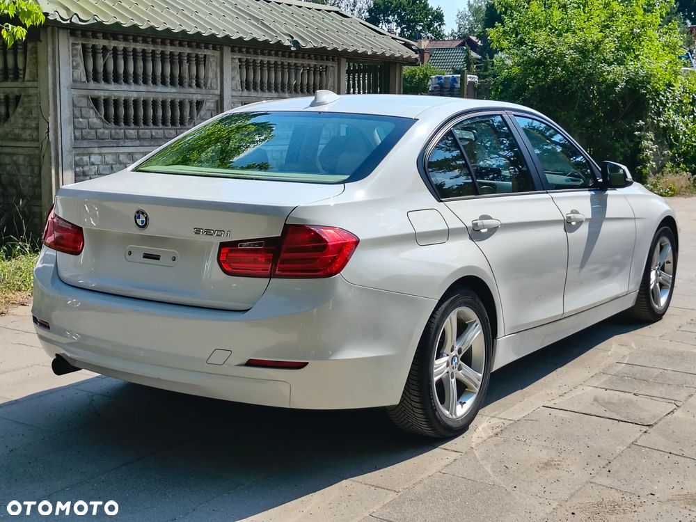 BMW Seria 3 320i Sport-Aut Luxury Line - 16