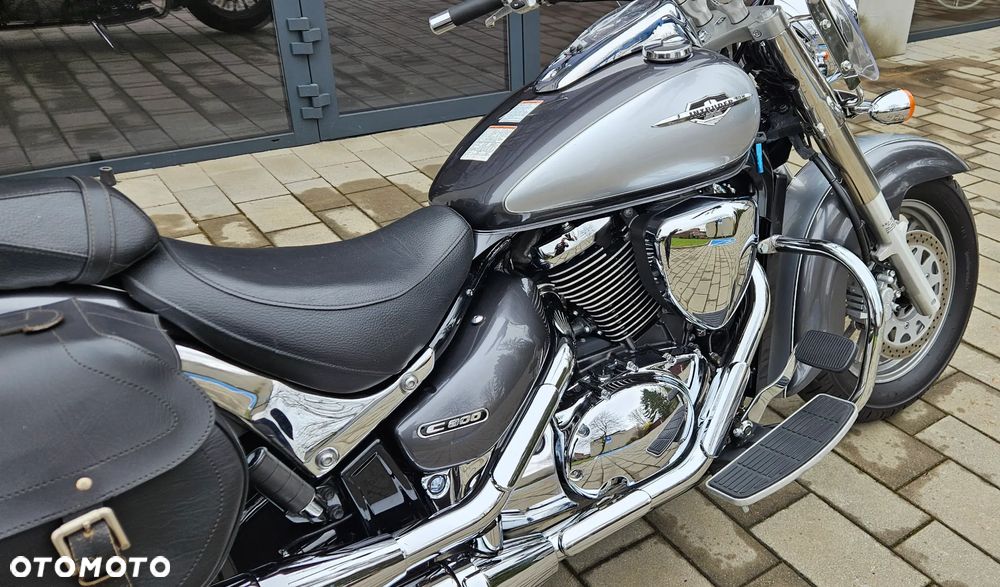 Suzuki Intruder - 13