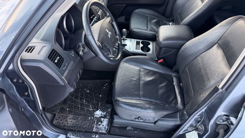 Mitsubishi Pajero - 12