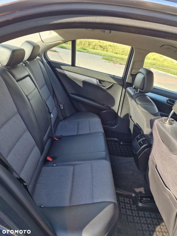 Mercedes-Benz Klasa C 200 CGI BlueEff Avantgarde - 13