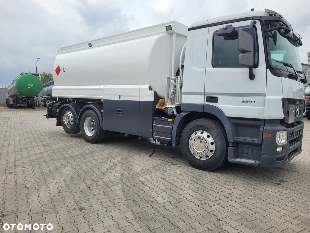 Mercedes-Benz AUTOCYSTERNA MERCEDES ACTROS 26410 V6 - 6