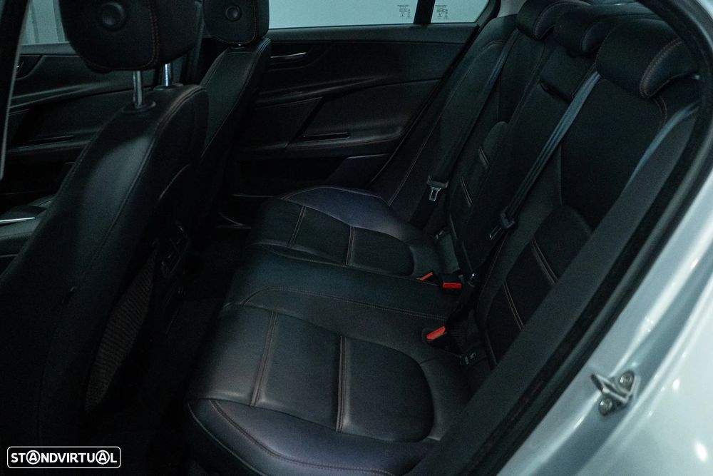 Jaguar XE 2.0 D R-Sport Aut. - 11