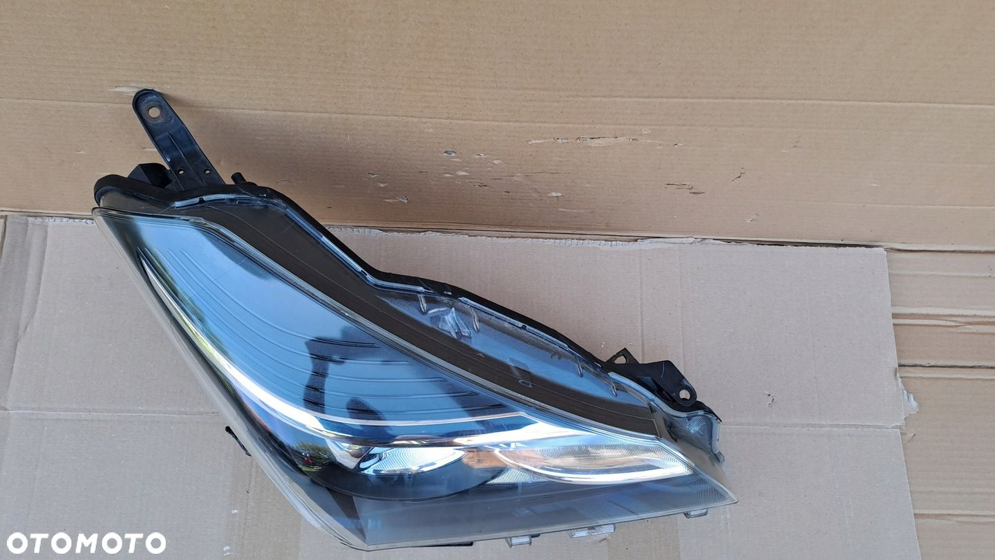 TOYOTA YARIS III LIFT PRAWA LAMPA PRZÓD SOCZEWKA UŻYWANA - 4