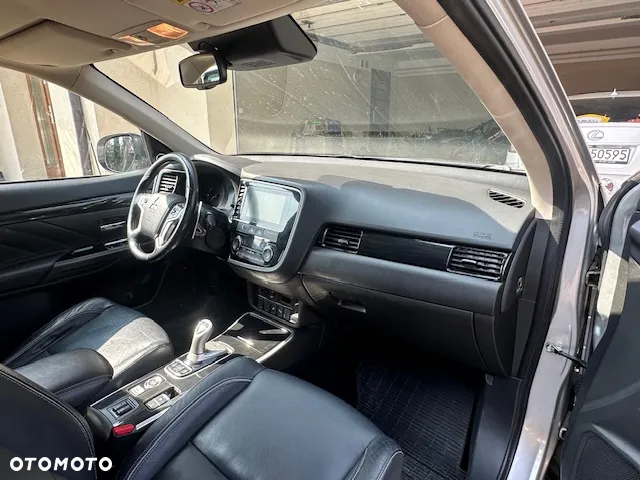 Mitsubishi Outlander 2.0 4WD Plug-In Hybrid - 20