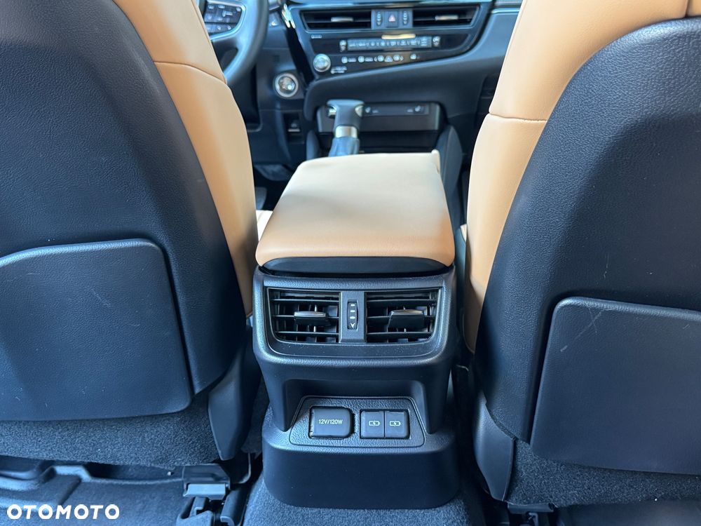 Lexus ES 300h F Sport Design - 10