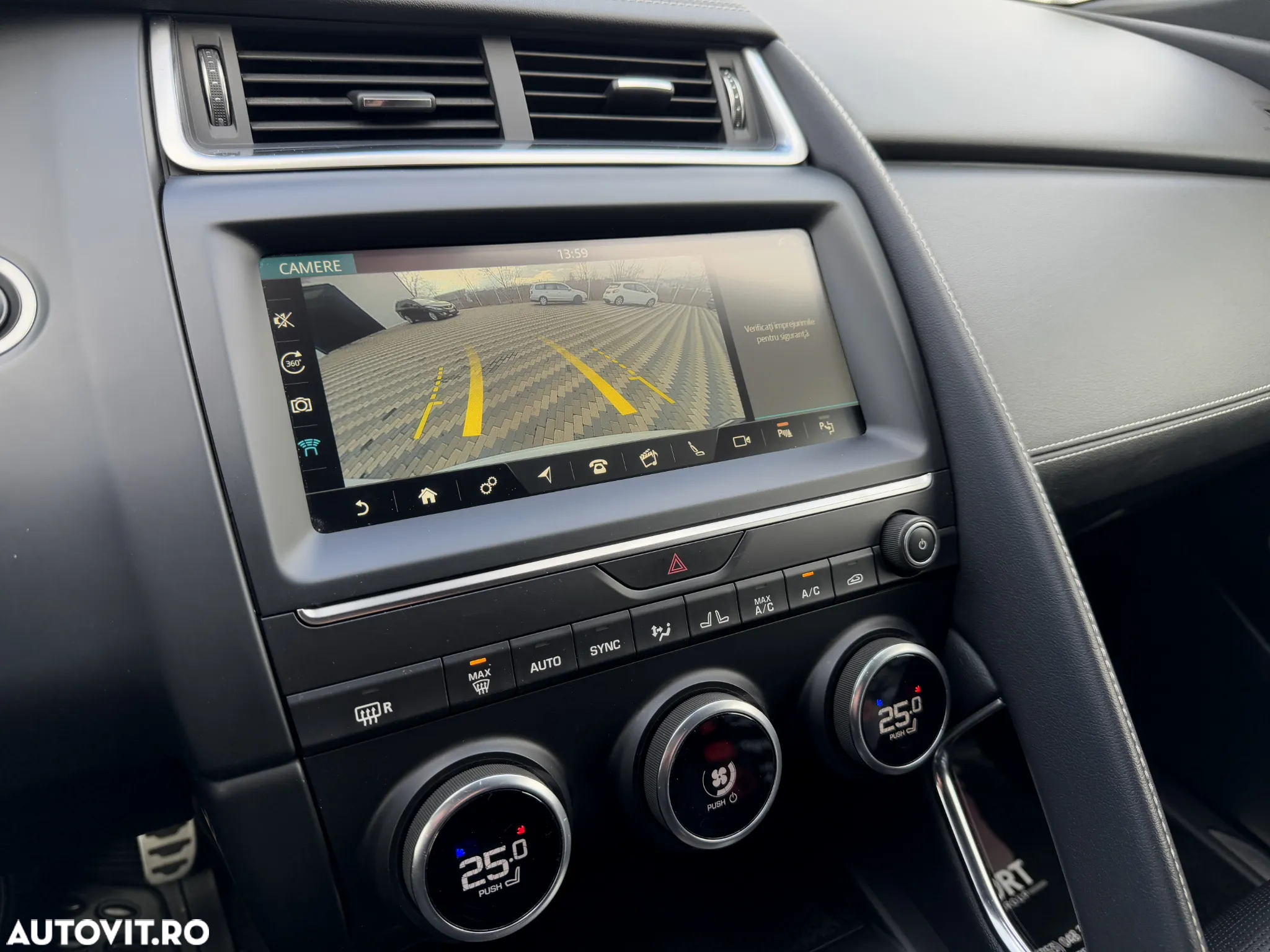 Jaguar E-Pace D240 AWD R-Dynamic SE - 12