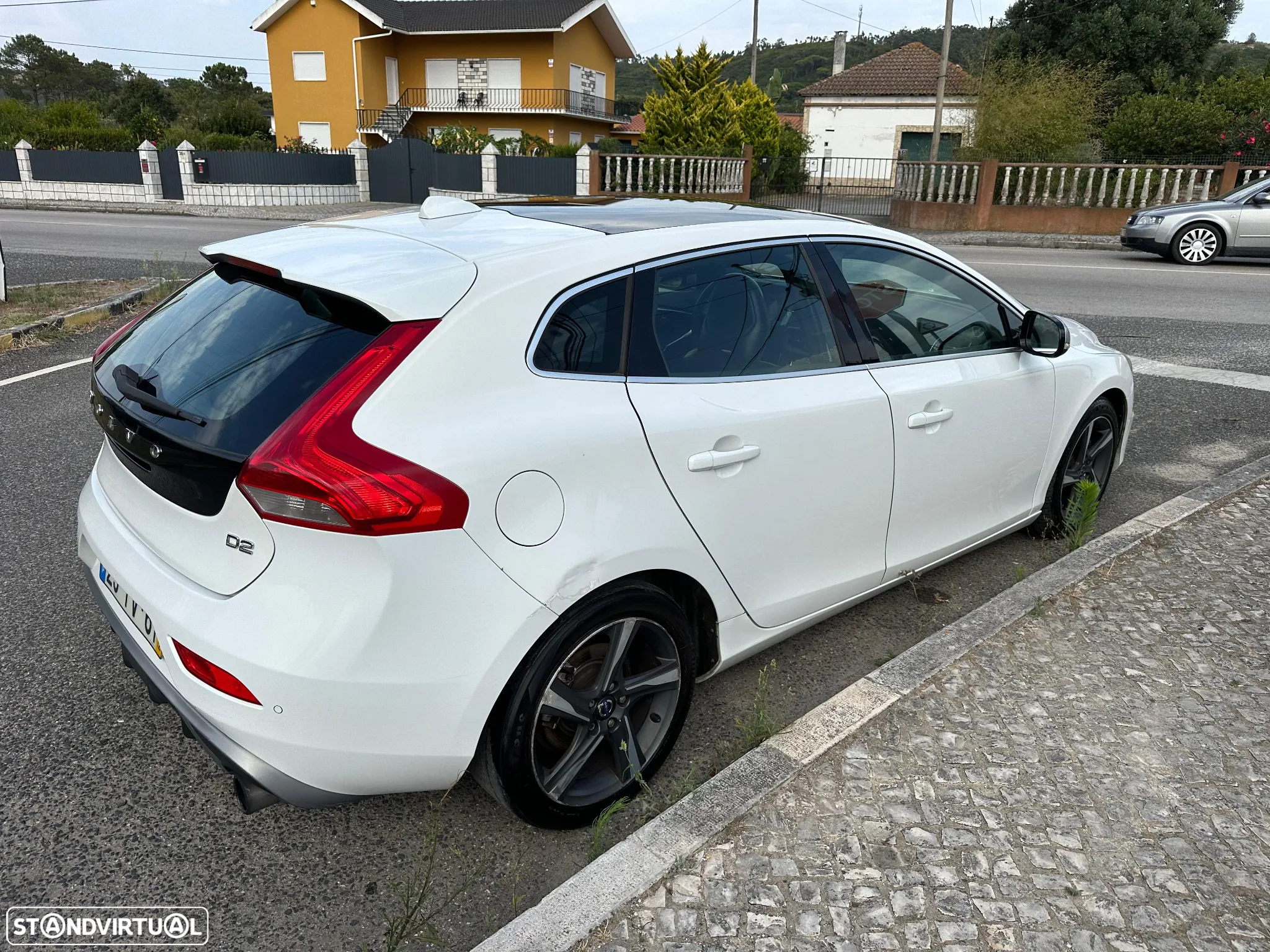 Volvo V40 1.6 D2 R-Design Summum - 4