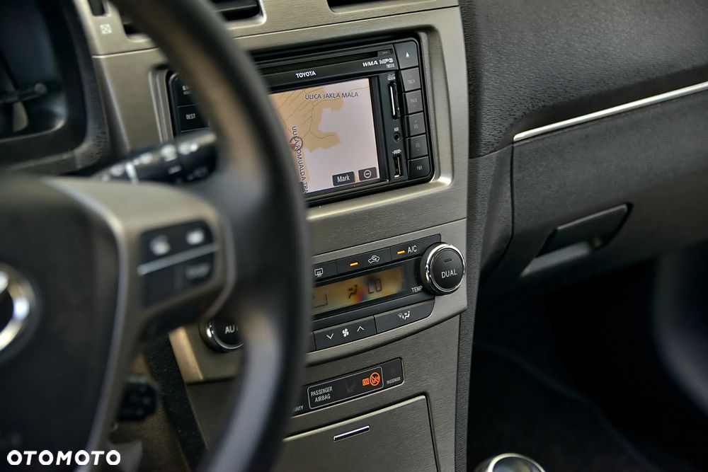 Toyota Avensis 1.6 Premium - 24