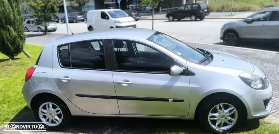 Renault Clio 1.2 16V Confort - 1