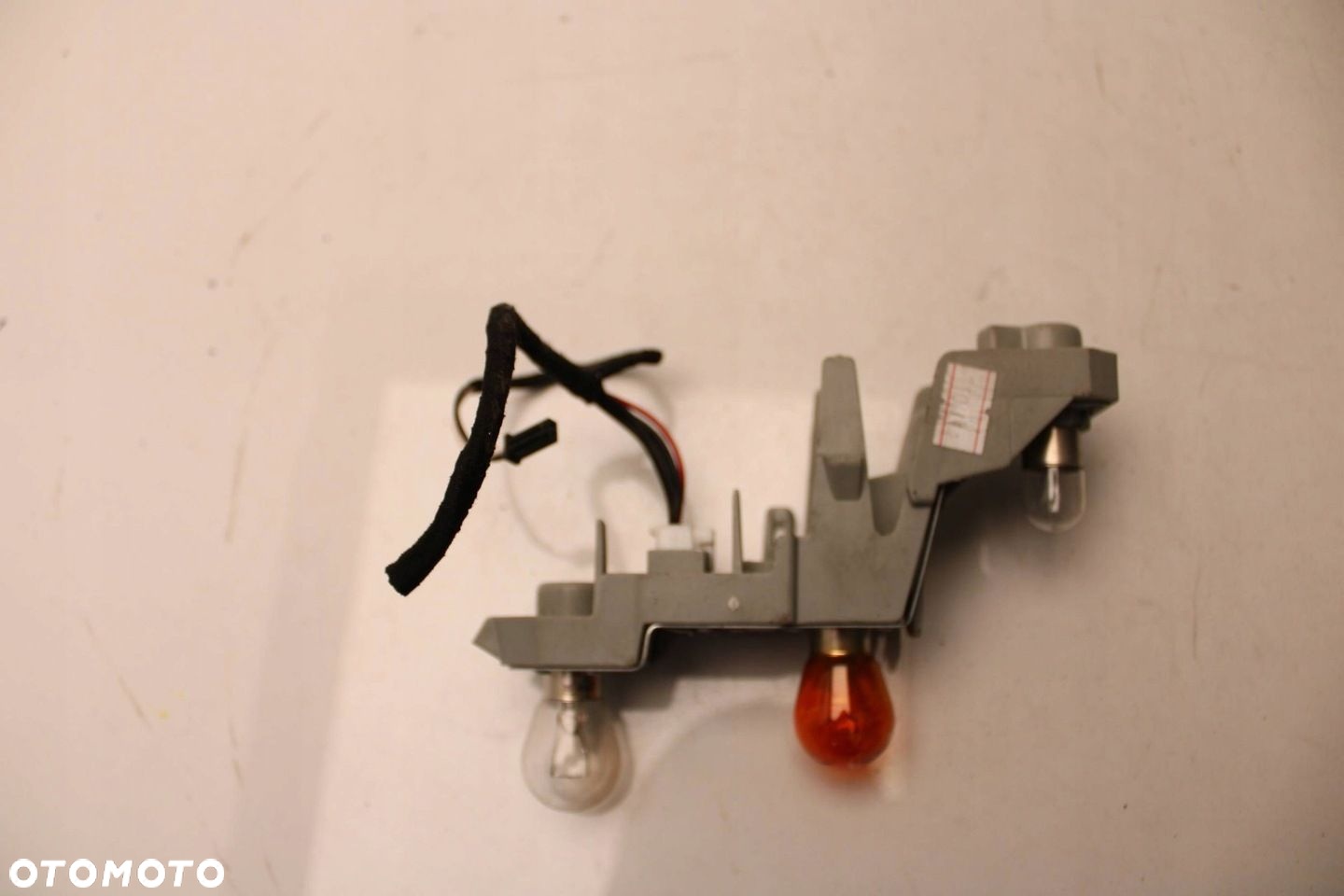 WKŁAD LAMPY GNIAZDO ŻARÓWEK LEWY TYŁ TOYOTA VERSO 2009R- - 2