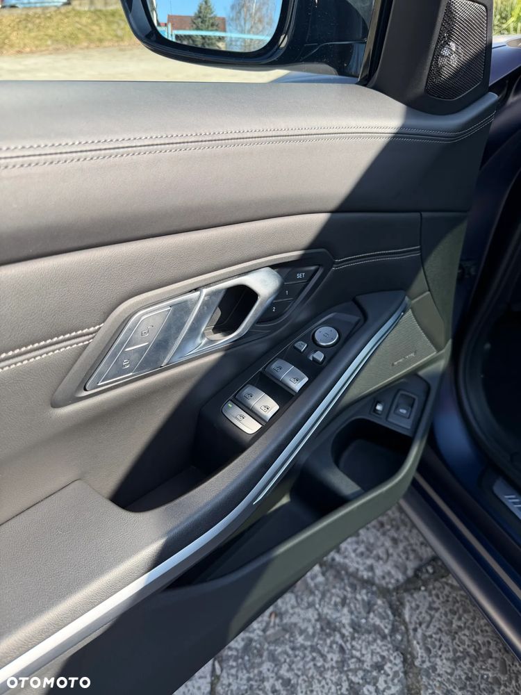 BMW Seria 3 330e xDrive M Sport - 31