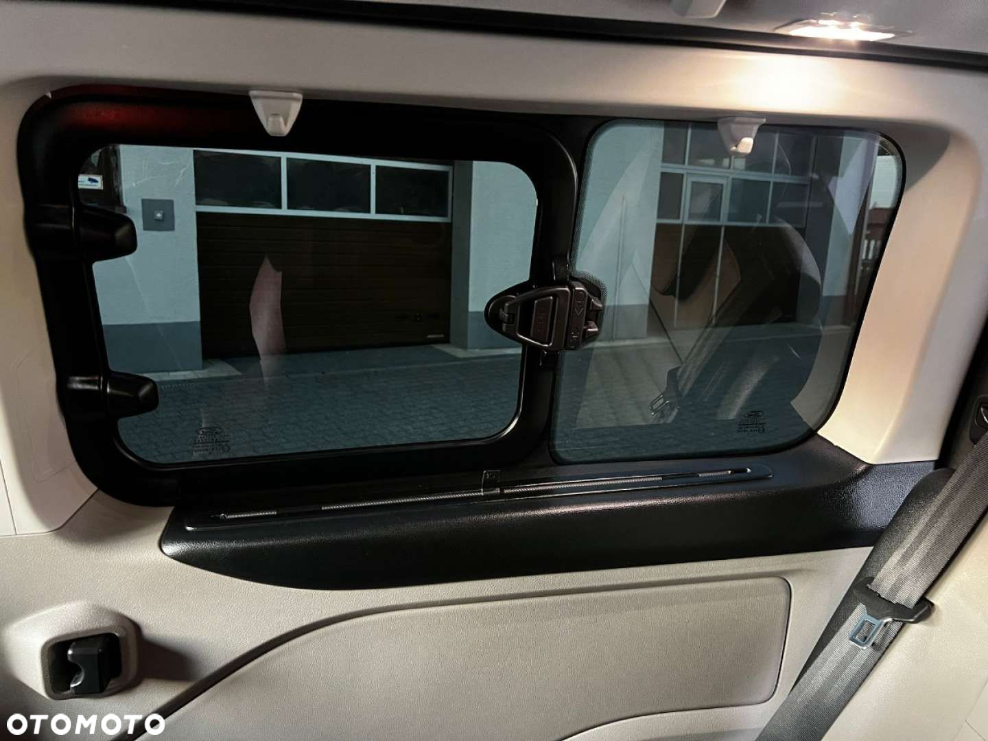 Ford Tourneo Custom - 36