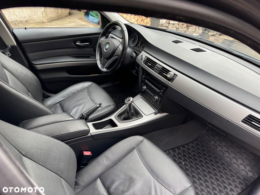 BMW Seria 3 318i Touring - 15