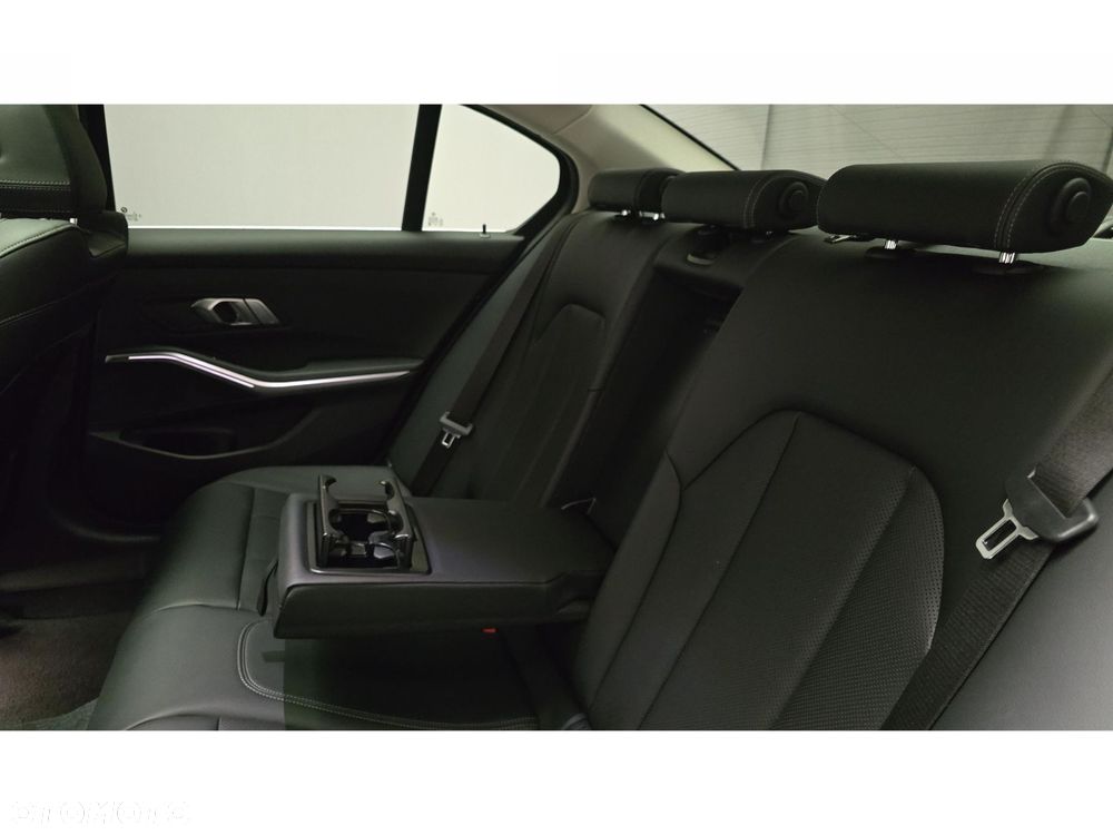 BMW Seria 3 320d xDrive - 23