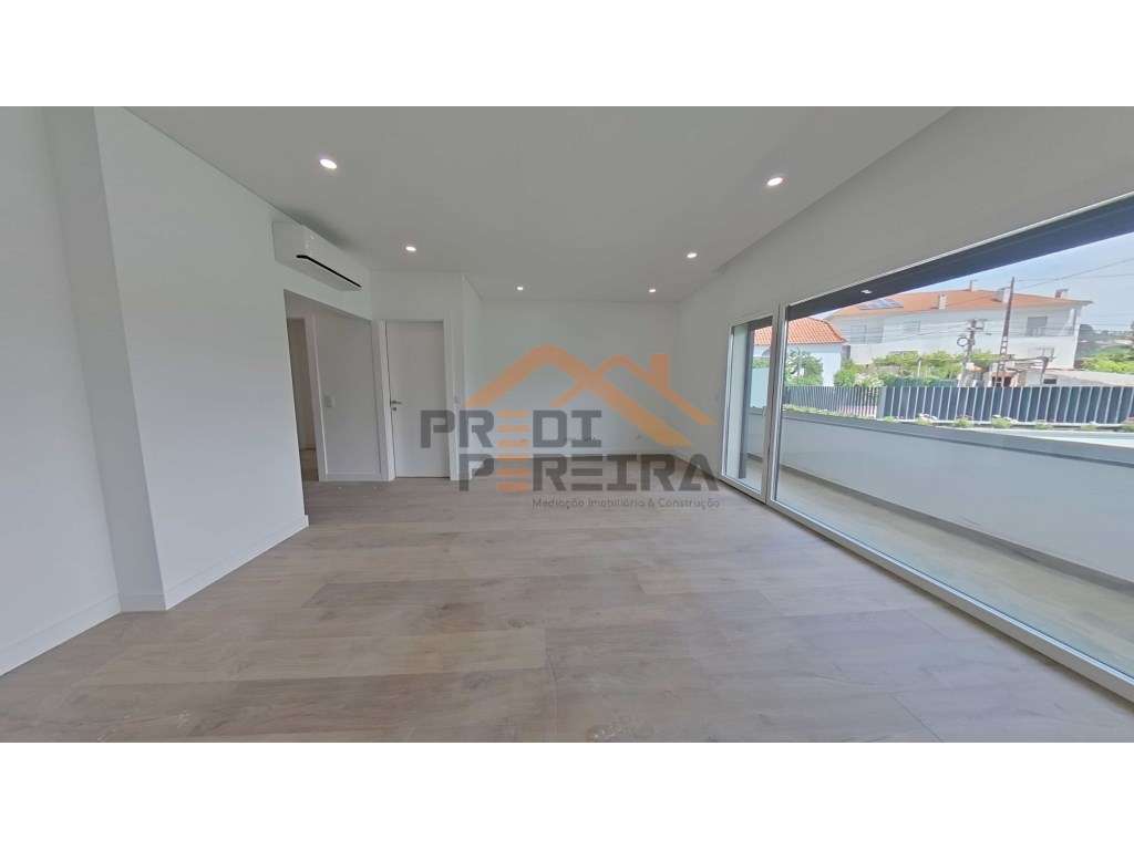 Situado no centro de Caneças, magnífico apartamento T3 com terraço ... - Grande imagem: 4/43