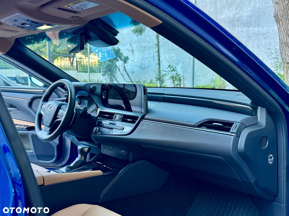 Lexus ES 300h F Sport Design - 4