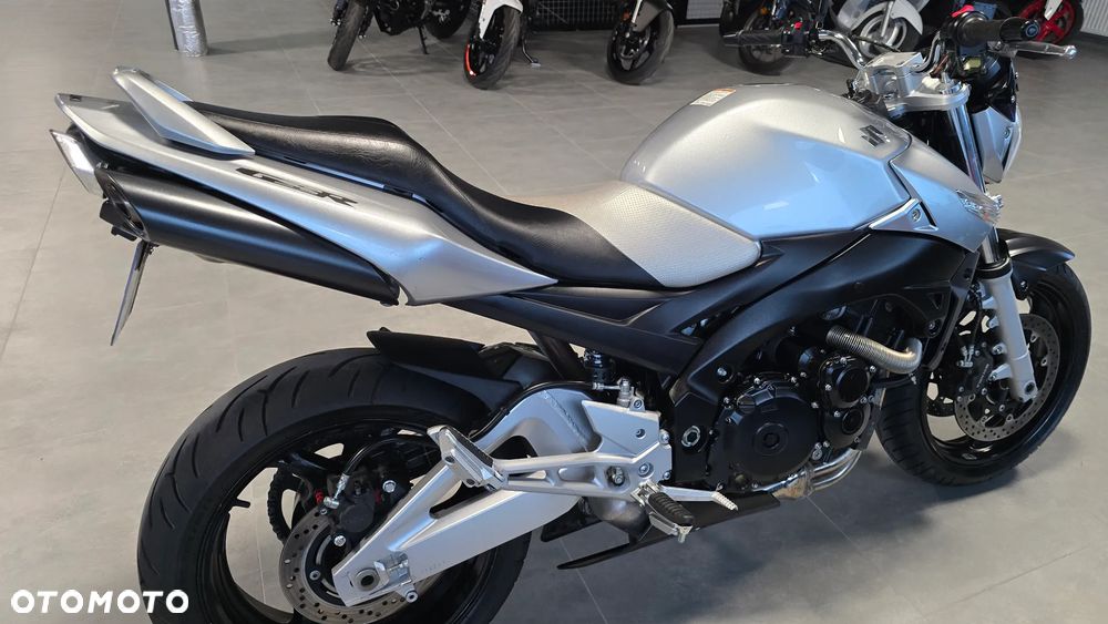 Suzuki GSR - 22