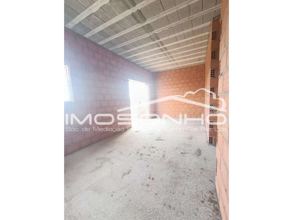 Moradia T4, geminada pela garagem - Grande imagem: 2/18