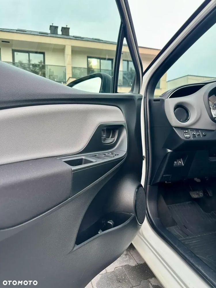 Toyota Yaris Hybrid 100 Selection Pure - 16