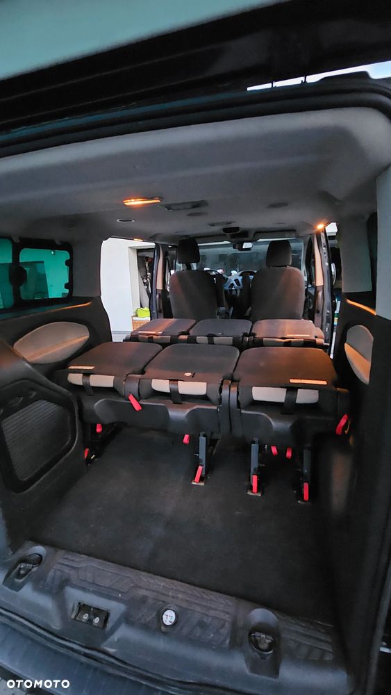 Ford Tourneo Custom - 12