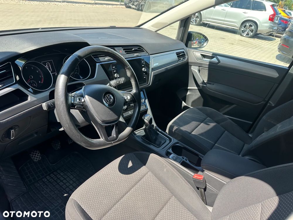 Volkswagen Touran - 12