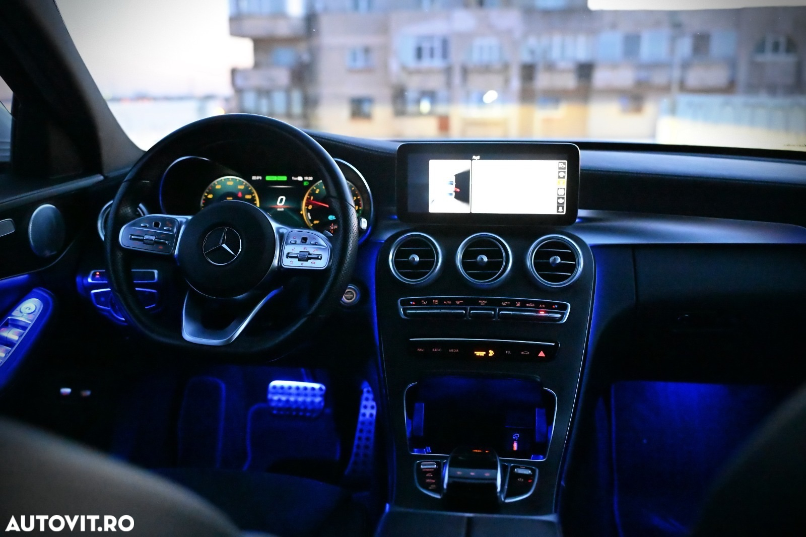 Mercedes-Benz C 300 e 4Matic 9G-TRONIC AMG Line - 35