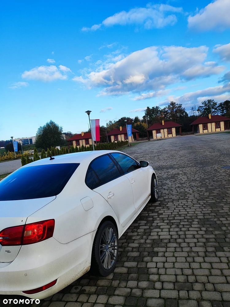 Volkswagen Jetta 2.0 TDI Highline DSG - 3