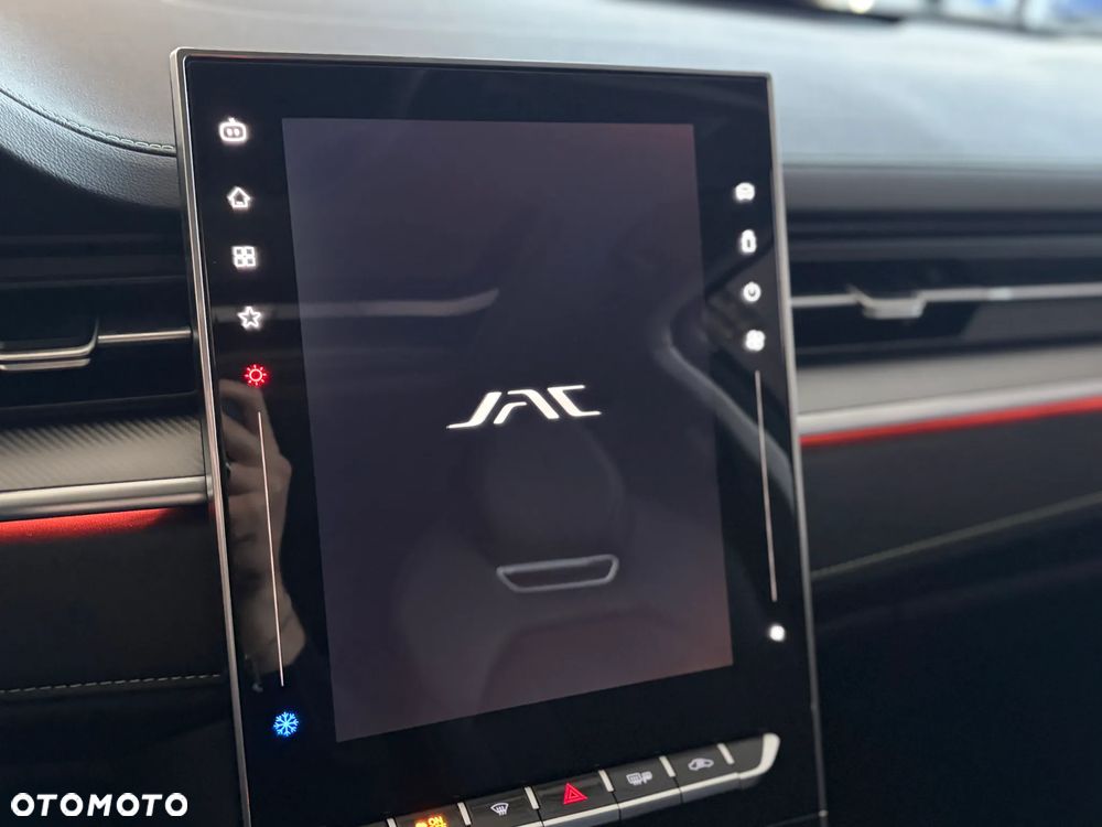 JAC J7 Plus CVT - 11