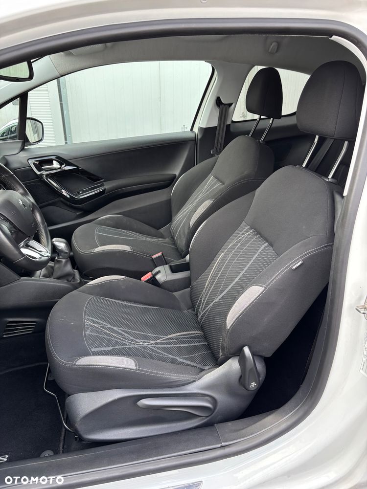 Peugeot 208 - 11