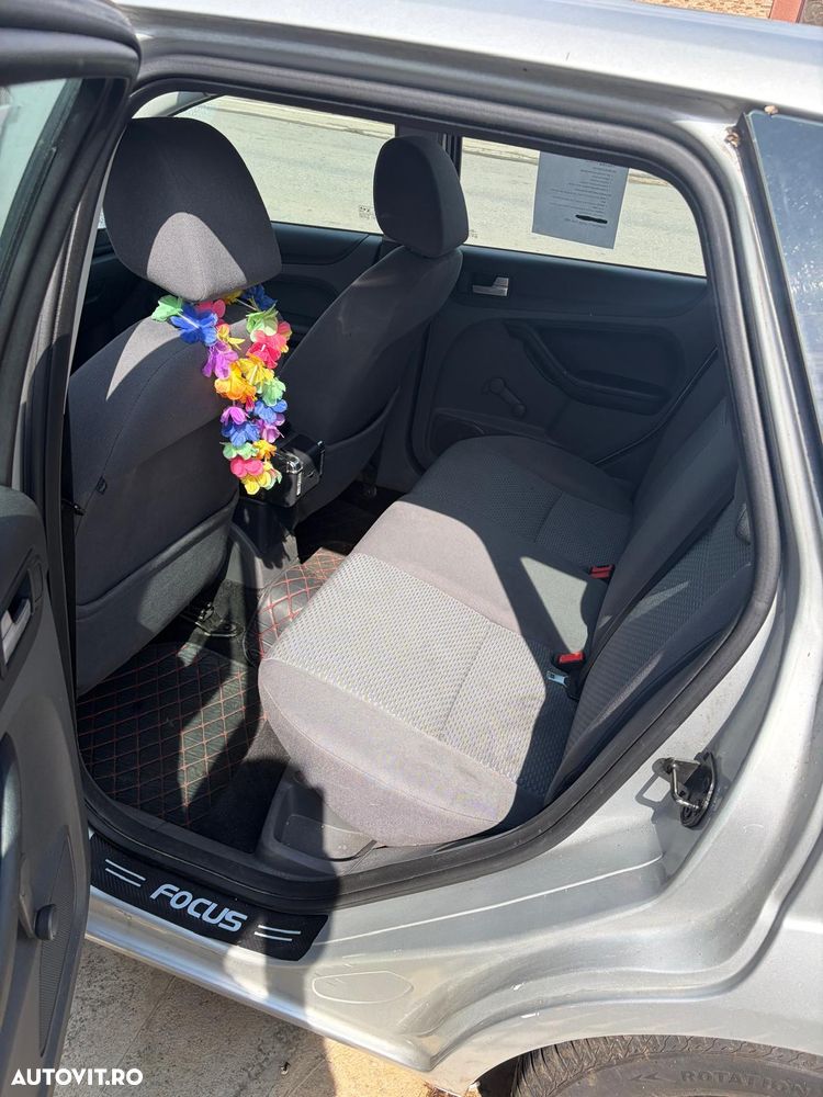 Ford Focus 1.6 16V Ghia - 8