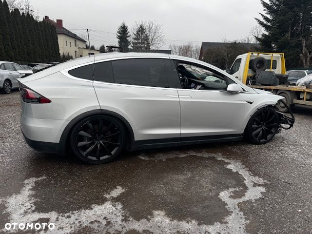 Tesla Model X - 7