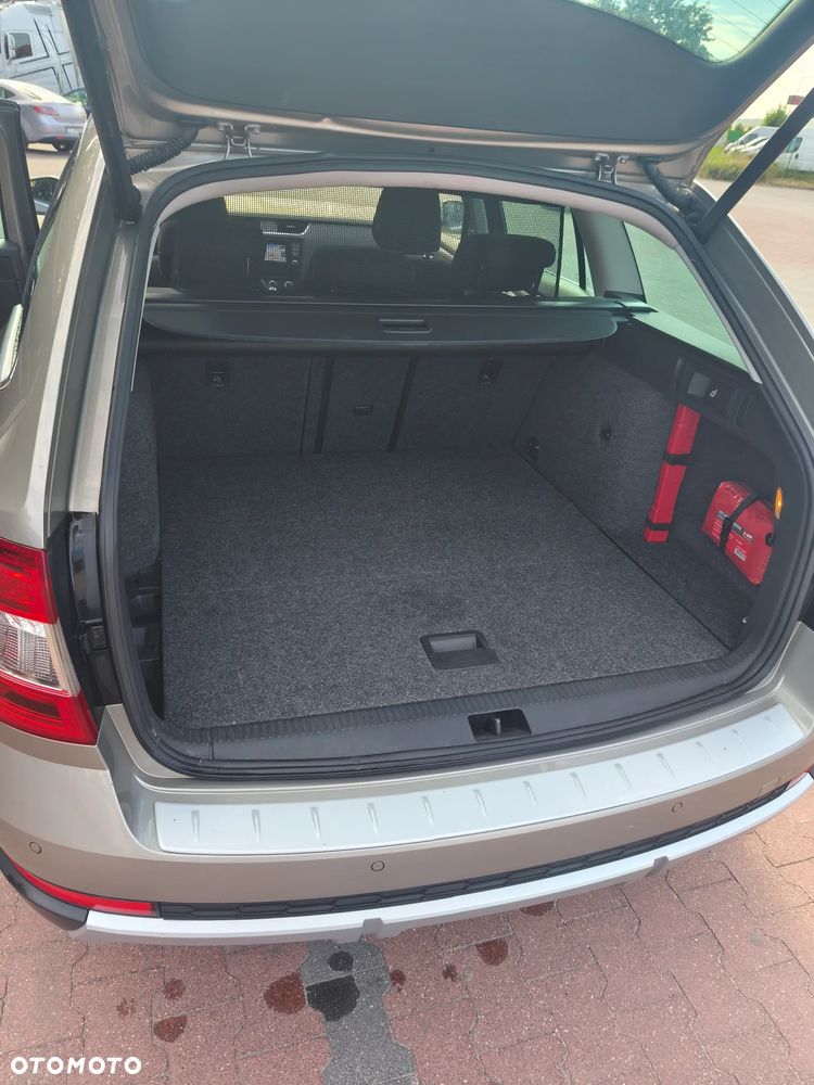 Skoda Octavia Scout 2.0 TDI 4x4 DSG - 23