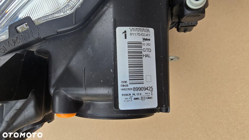 Toyota Auris II 12-15 Lampa Przód Lewa Zwykła z LED DRL Oryginał Europa - 4