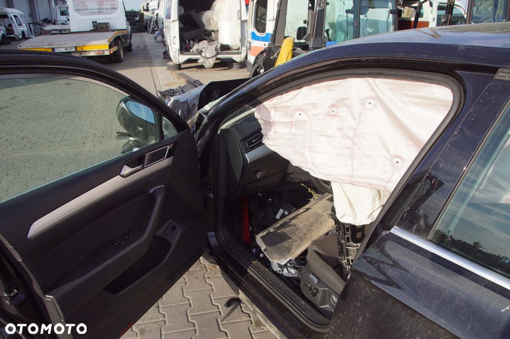 Auto na części - Volkswagen Passat B8 1.8 TSI 180 KM CJSC QTQ LC9X 2016R Silnik Skrzynia Drzwi Lusterko Szyba Lampa Deska Kokpit Sterownik Moduł Licznik Wyświetlacz Kierownica Panel - 11