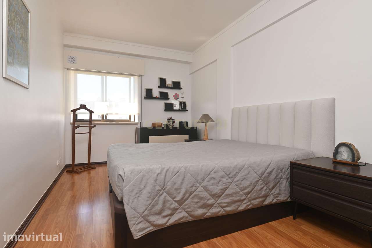 Apartamento T3 semi-remodelado, luminoso e pronto a habitar, na Rincho - Grande imagem: 3/28
