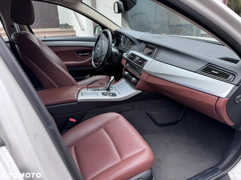 BMW Seria 5 525d xDrive - 16