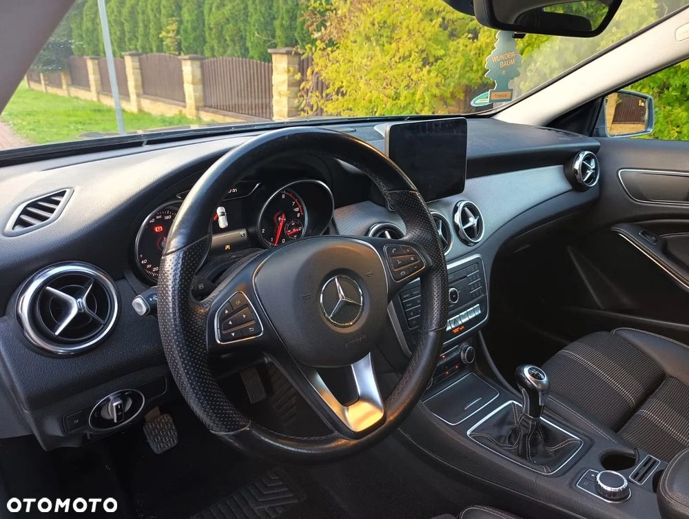 Mercedes-Benz GLA 200 Urban - 5