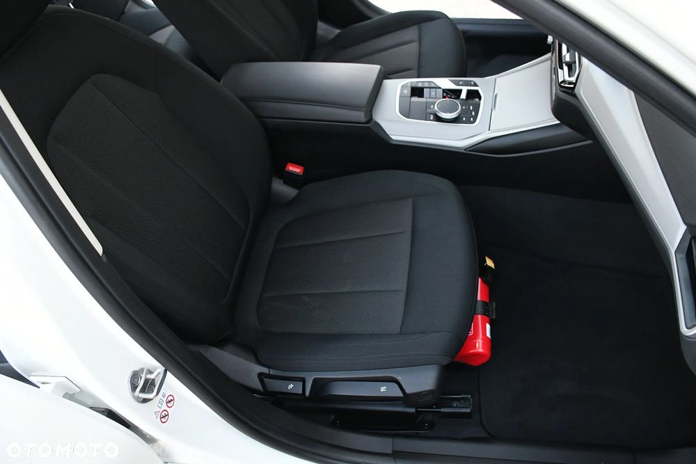BMW Seria 3 318d mHEV - 17